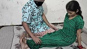 इंडियन कपल न्यू ईयर नाइट सेलिब्रेट करते हुए इंट्रिगुइंग होममेड सीन