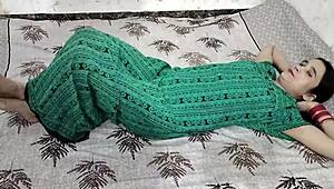 इंडियन कपल न्यू ईयर नाइट सेलिब्रेट करते हुए इंट्रिगुइंग होममेड सीन