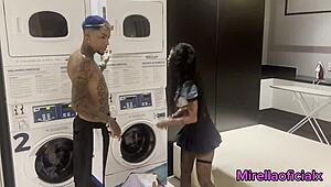 essa magrinha adora um novinho pauzudo que faça ela de putinha