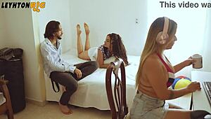 Me pillan siendole infiel a mi esposa tetona con una morena culona que me hace acabar a sentones