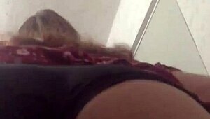 Bajo falda de mi vecina y terminamos cogiendo en escena casera