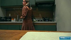 Scarlett Taylor Loves Naomi Sucking Cock!