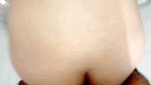 Comendo ninfeta safada na hidromassagem do motel, bunda marcada e gozei fundo