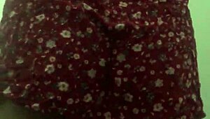 Bajo falda de mi vecina y terminamos cogiendo en escena casera