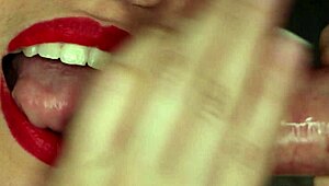 मुस्कान पर कम लगे स्वालो करती POV CFNM