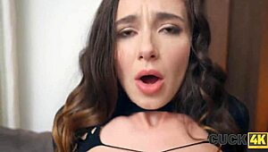 ककॉल्ड हसबैंड देखता है कि वाइफ हॉट जर्क के साथ तंग चूत शेयर करती है