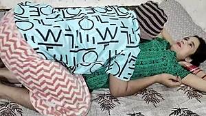 इंडियन कपल न्यू ईयर नाइट सेलिब्रेट करते हुए इंट्रिगुइंग होममेड सीन