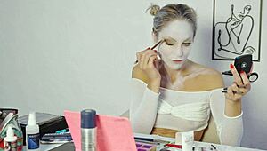 I love this Harley Quinn makeup tutorial for Halloween