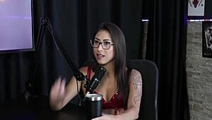 Morena e loira gostosa ficam peladas e tem a buceta chupada depois dela contar que come�ou por influ�ncia de amigos fez ensaio sensual - luciana picchi sheer red