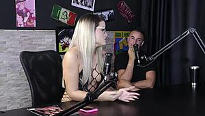 Morena e loira gostosa ficam peladas e tem a buceta chupada depois dela contar que come�ou por influ�ncia de amigos fez ensaio sensual - luciana picchi sheer red