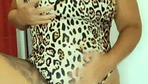 Batendo siririca e mostrando o bucetao na video chamada!