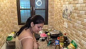 परिपक्व दुल्हन को पति किचन में हार्डकोर चोदता है