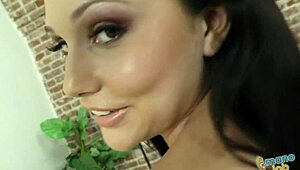 Ariana marie gives only handjob and cumshot