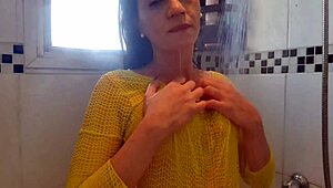 Com Muito Tesão Garota Safada Toma Banho!