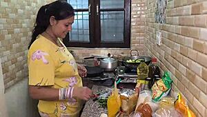 परिपक्व दुल्हन को पति किचन में हार्डकोर चोदता है