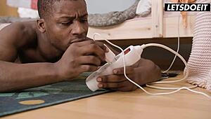 हॉर्नी बैकपैकर बीबीसी रूममेट से एनल फक का इंटेंस प्लेजर फील कर रही है