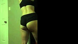 look at this white teen shaking her fit ass twerk