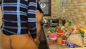 परिपक्व दुल्हन को पति किचन में हार्डकोर चोदता है