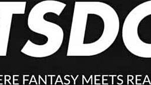 एलेक्सिस टे बड़ा लंड डीपथ्रोट करती है और गुदा ड्रिलिंग