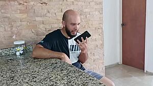 मेरा स्टेपब्रदर मुझे वीडियो कॉल पर मस्तरबेट करते हुए पकड़कर कम करवाया