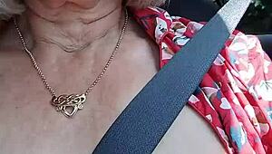 मेरी चूचियाँ बाहर निकालकर रोड पर राइडिंग