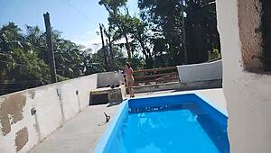 Chamei o pedreiro no domingo pra terminar um serviço na piscina mais fiquei preparada bem putinha esperando logo ele bateu uma punheta e gozou pra mim