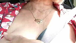 मेरी चूचियाँ बाहर निकालकर रोड पर राइडिंग