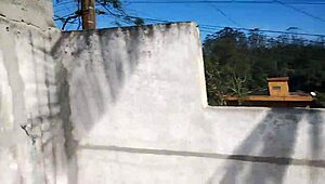 Chamei o pedreiro no domingo pra terminar um serviço na piscina mais fiquei preparada bem putinha esperando logo ele bateu uma punheta e gozou pra mim