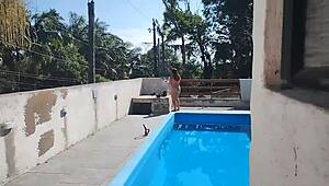 Chamei o pedreiro no domingo pra terminar um serviço na piscina mais fiquei preparada bem putinha esperando logo ele bateu uma punheta e gozou pra mim