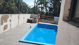 Chamei o pedreiro no domingo pra terminar um serviço na piscina mais fiquei preparada bem putinha esperando logo ele bateu uma punheta e gozou pra mim