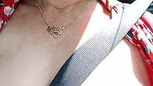 मेरी चूचियाँ बाहर निकालकर रोड पर राइडिंग