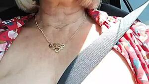 मेरी चूचियाँ बाहर निकालकर रोड पर राइडिंग