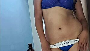 Mommy brunette fingers herself in homemade lingerie video