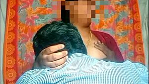 भारतीय टीचर स्टूडेंट को होममेड सीन में पैशनेटली किस करती है