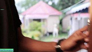 भारतीय आंटी रिच बॉय के साथ सेक्स की फैंटेसी करती है, पहले कपड़े उतारती है।