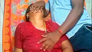 भारतीय टीचर स्टूडेंट को होममेड सीन में पैशनेटली किस करती है