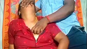 भारतीय टीचर स्टूडेंट को होममेड सीन में पैशनेटली किस करती है