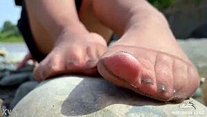 Look at the goddess in tan nylons