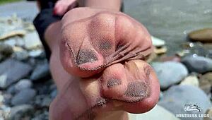 Look at the goddess in tan nylons