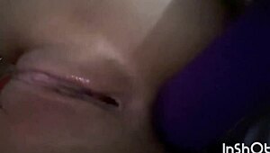 Masturbandome con dildo en el culo y rico squirt, latina enjoying toys and squirting