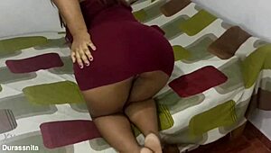 manoseo mis tetas y enseño mi colita con orgasmos