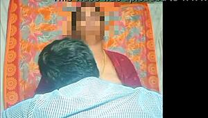 भारतीय टीचर स्टूडेंट को होममेड सीन में पैशनेटली किस करती है