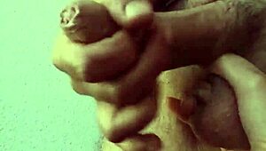 Ella juega con la baba de mi verga mientras graba todo termina en paja y ella bañada en leche pareja real amateur vnkyamo