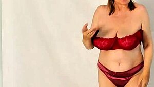 i saw that hot granny with huge natural tits stripping and showing pussy