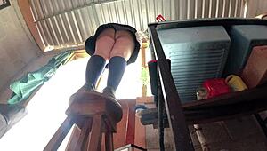 Traigo falda no alcanzo alumna culona es grabada bajo falda