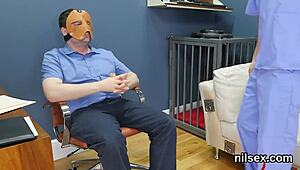 विकेड टीन 18+ ब्रूटल एसाइलम में पेनफुल गैंड ट्रीटमेंट सहती है