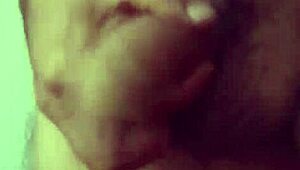 Ella juega con la baba de mi verga mientras graba todo termina en paja y ella bañada en leche pareja real amateur vnkyamo