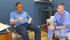 विकेड टीन 18+ ब्रूटल एसाइलम में पेनफुल गैंड ट्रीटमेंट सहती है