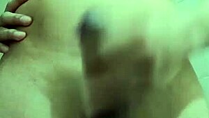 Flaco vergon pajeando en el baño del trabajo?