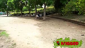 एरियल ऑर्टिज एनल हार्डकोर सेशन में अपनी लिमिट्स पुष करती है!